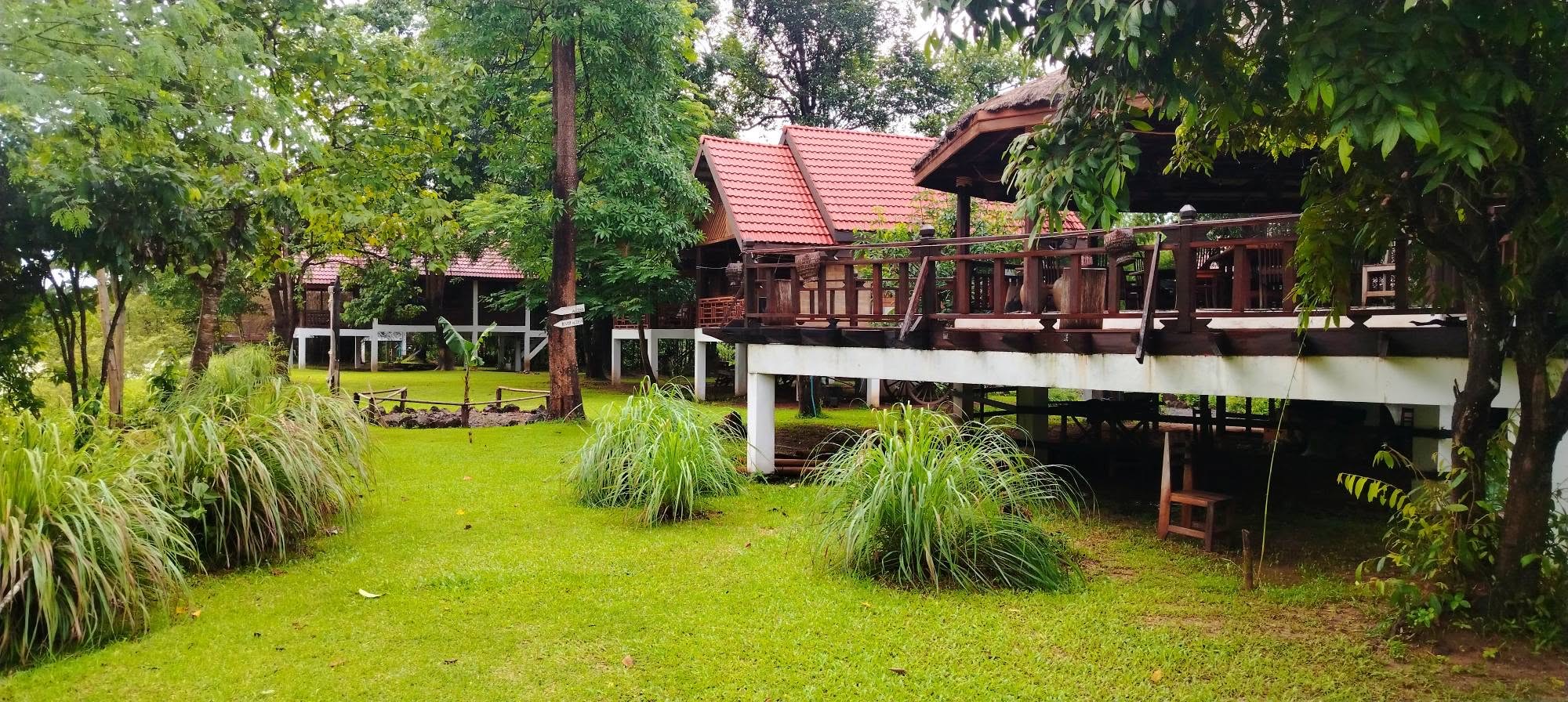 Bungalows et jardin du Bolaven Garden, sur le plateau des Bolovens