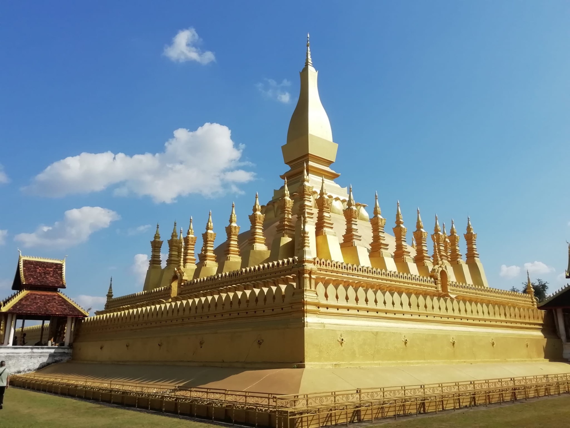 Le Pha That Luang à Vientiane, photo souvenir de Micheline & Ian