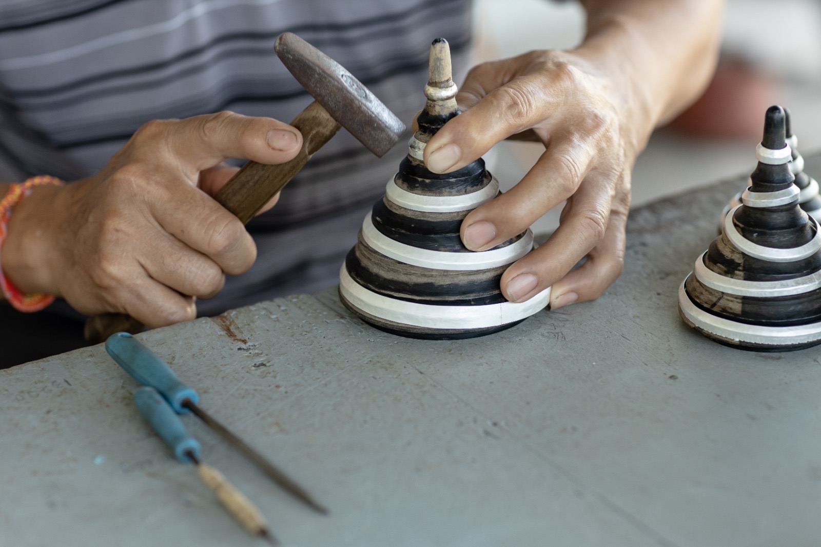Détail d’une sculpture sur bois d’ébène en cours de finition