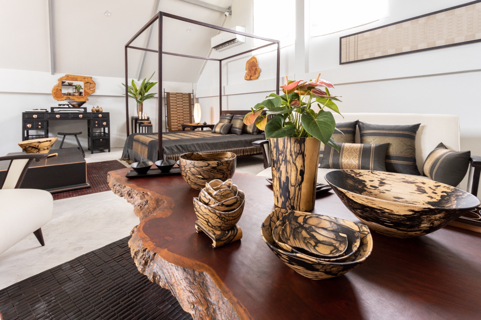 Showroom de Caruso Creations, objets en bois d’ébène
