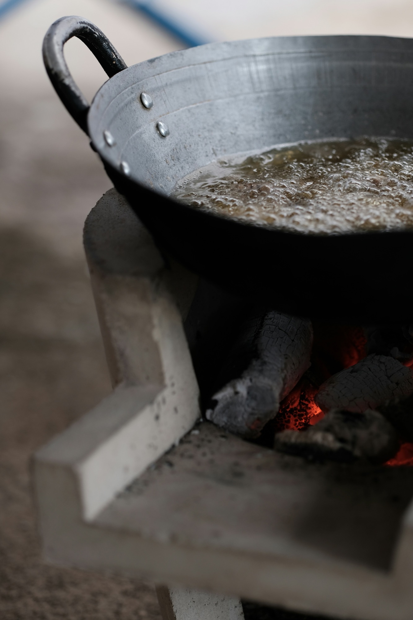 Plats laotiens traditionnels servis sur une table en bois