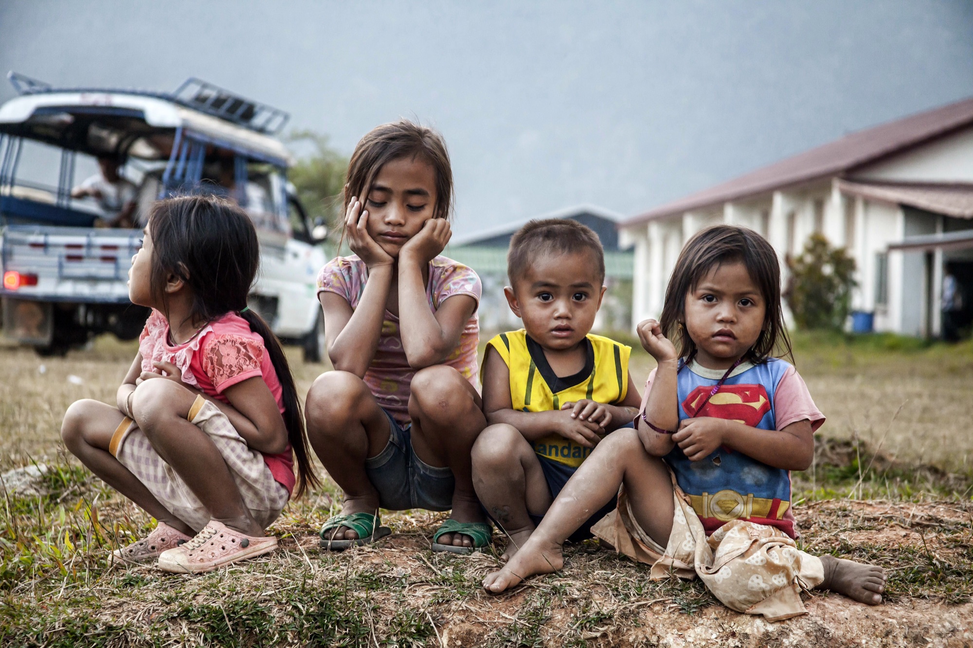 Enfants laotiens souriants, rencontre au fil du voyage