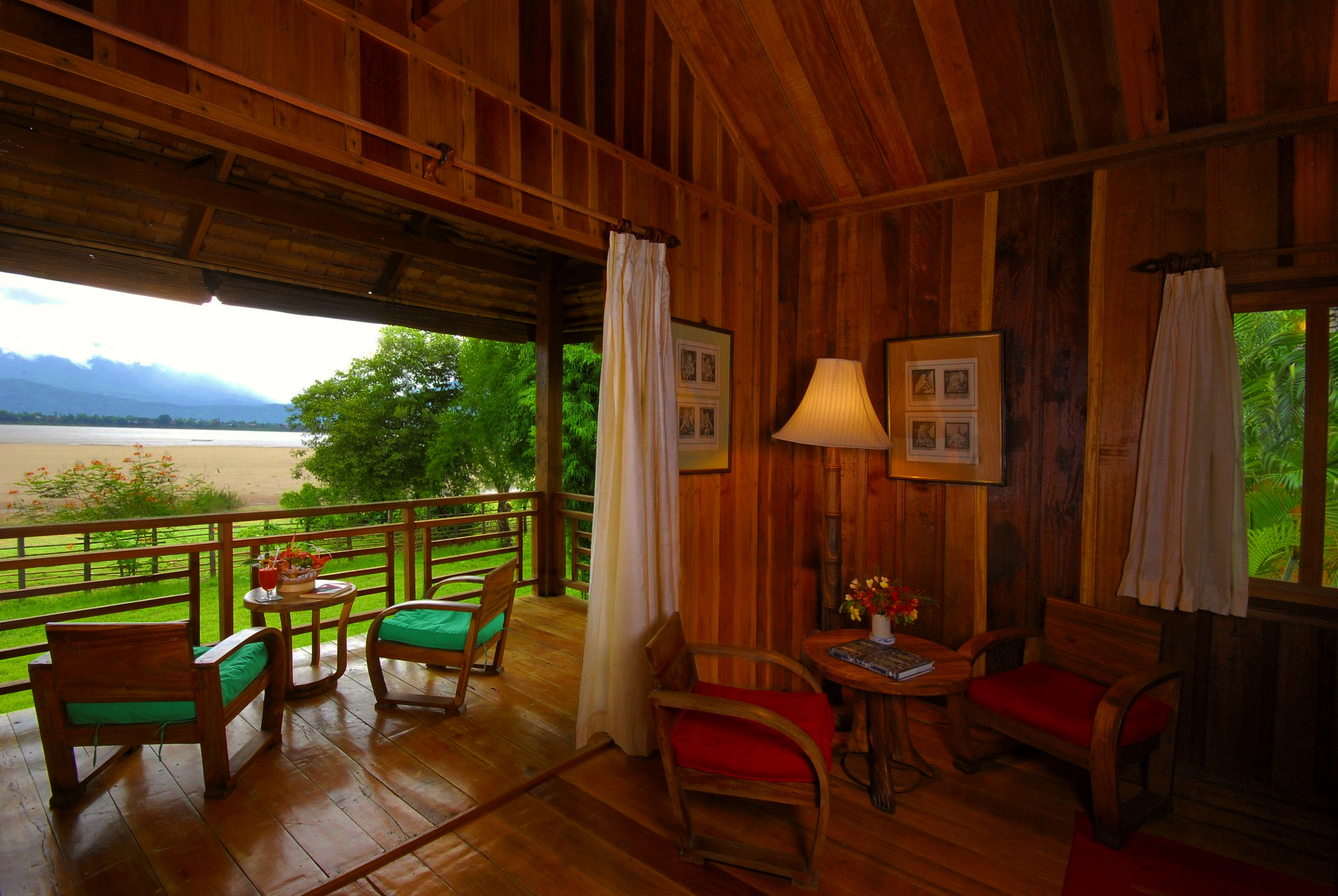 Chambre en bois de La Folie Lodge, sur l’île de Done Daeng, Champassak