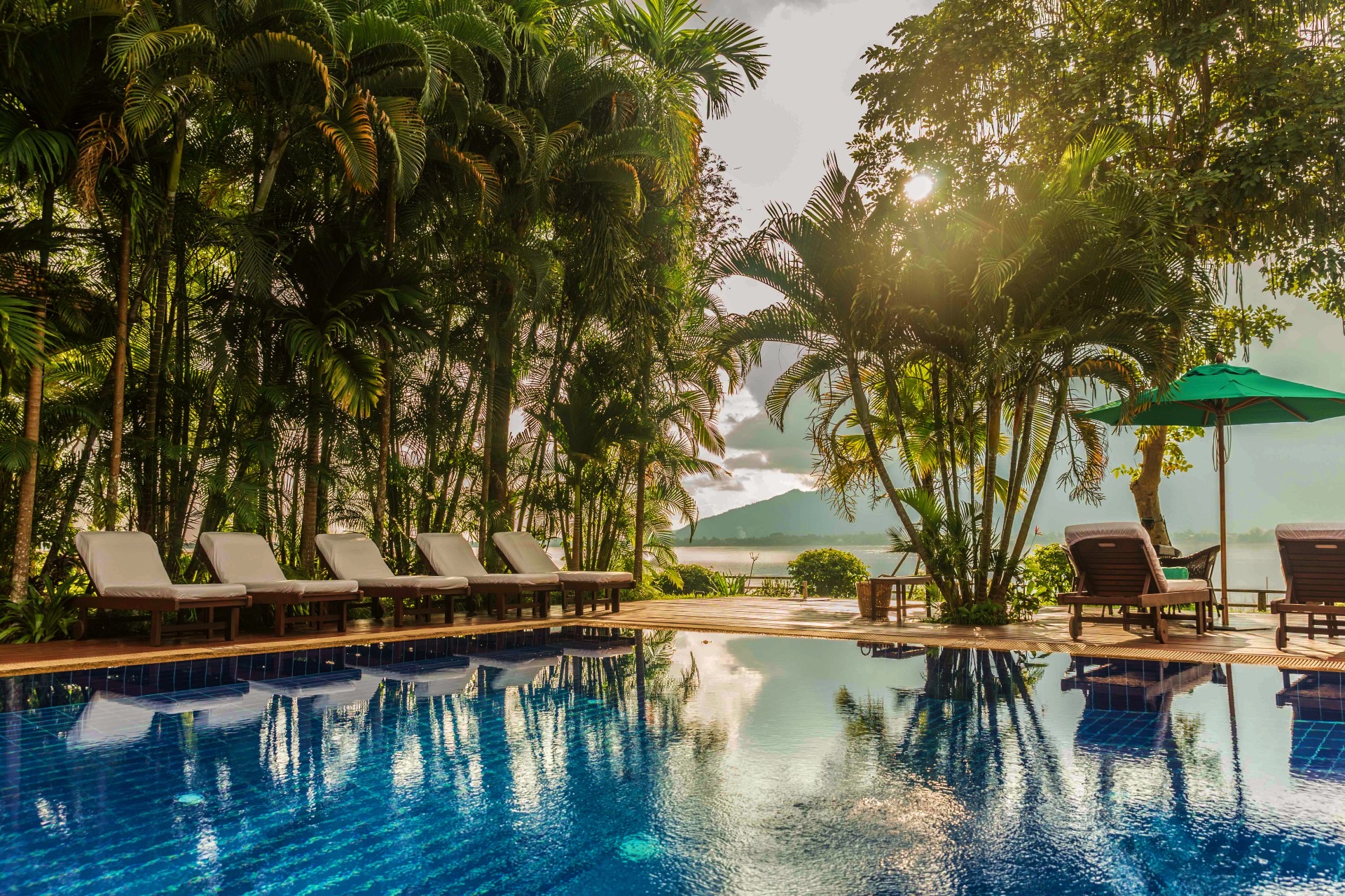 Piscine et pavillon de La Folie Lodge, Champassak