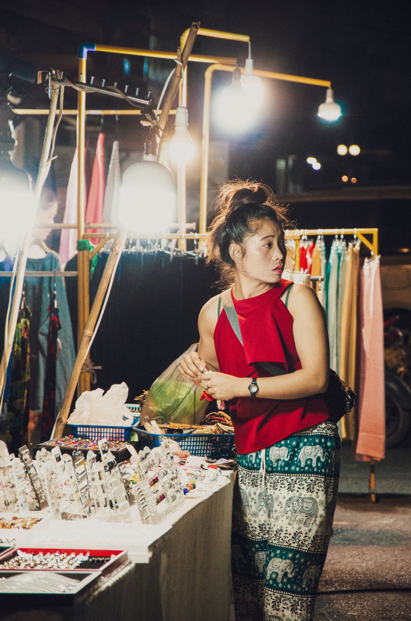 Vendeuse de textiles au marché de nuit de Luang Prabang