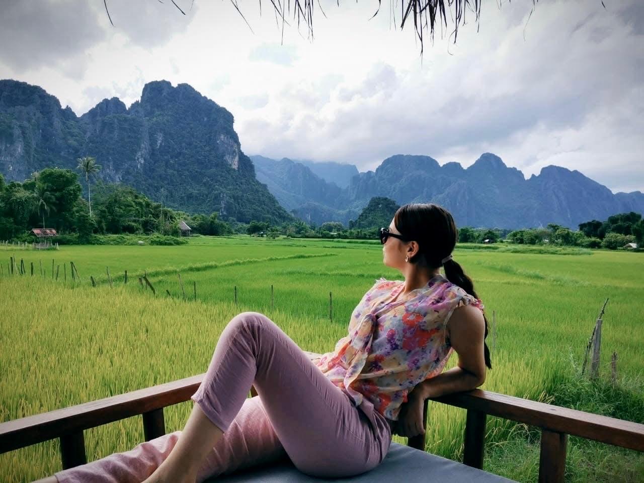Margaux face aux rizières et montagnes karstiques du Laos