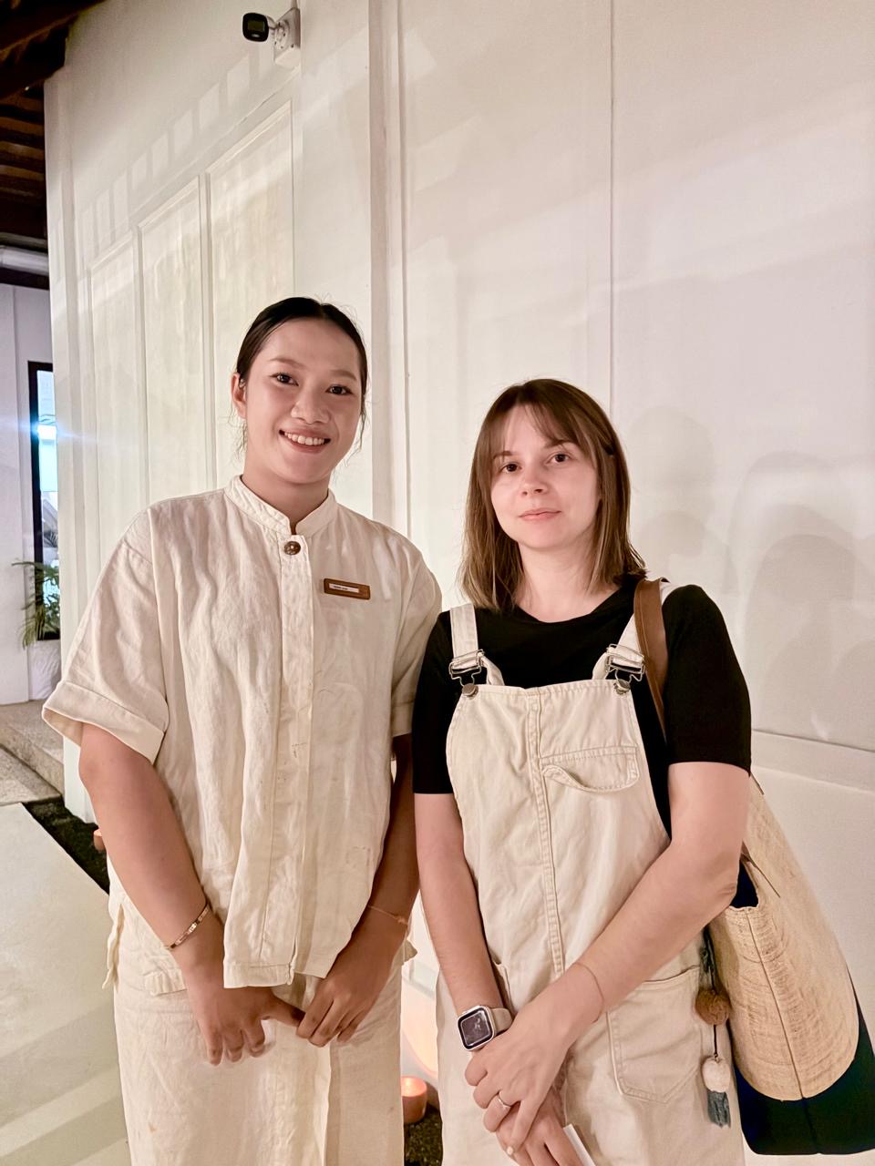 Margaux aux côtés d’une membre de l’équipe du SEN Spa, Luang Prabang