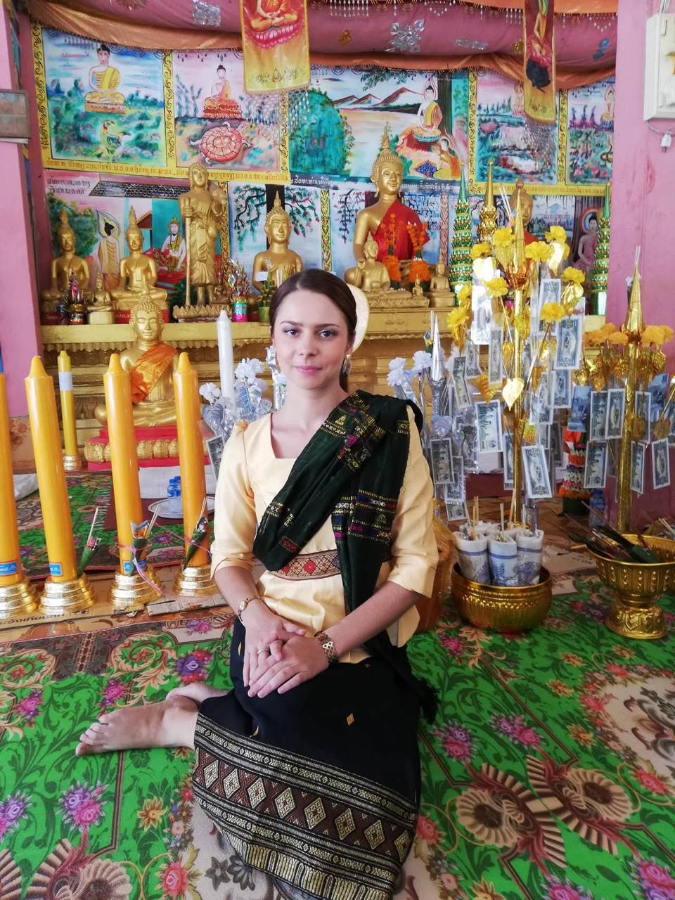 Margaux en tenue traditionnelle dans un temple laotien