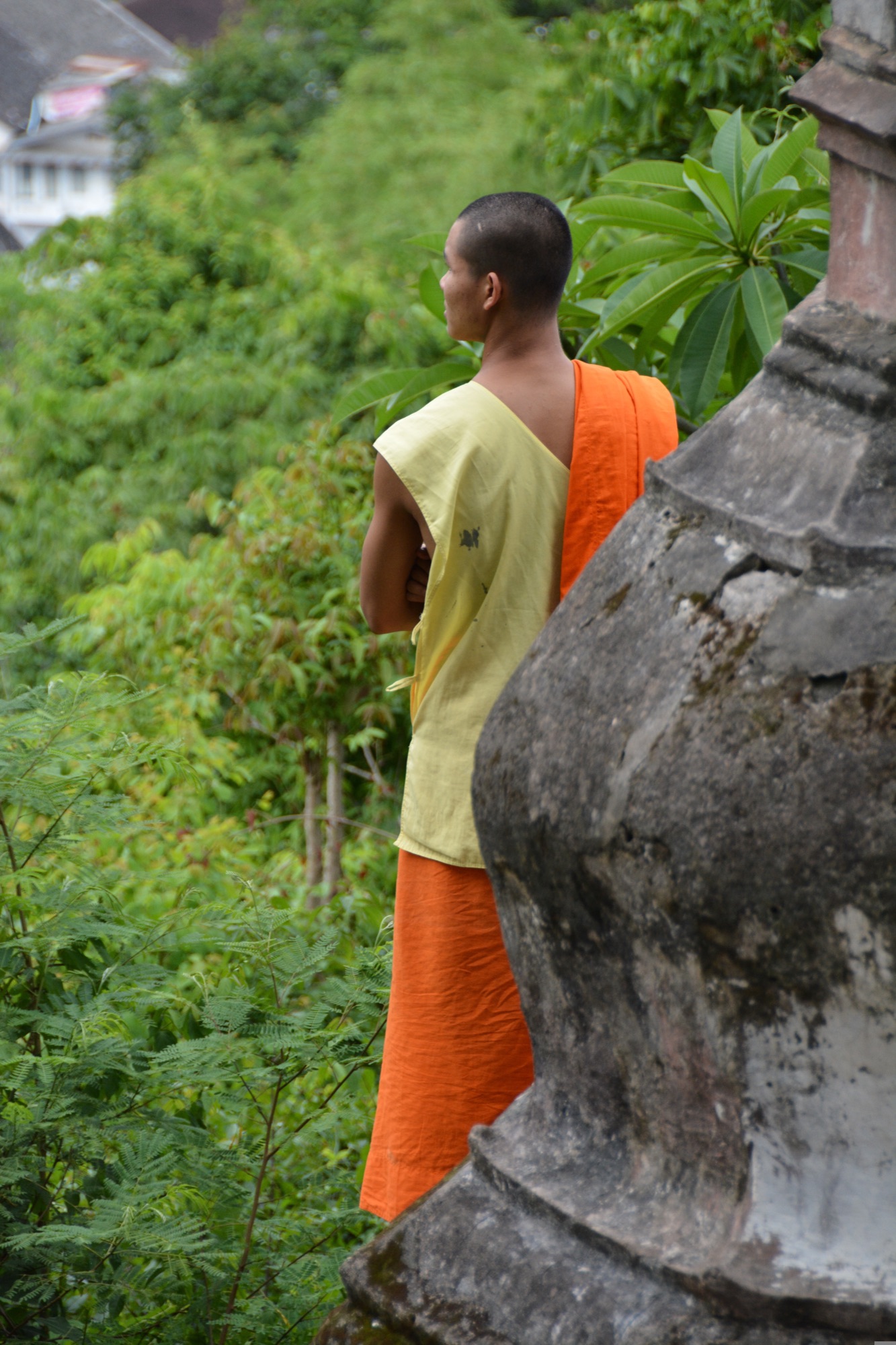 Moine sur la colline Phousi au Laos