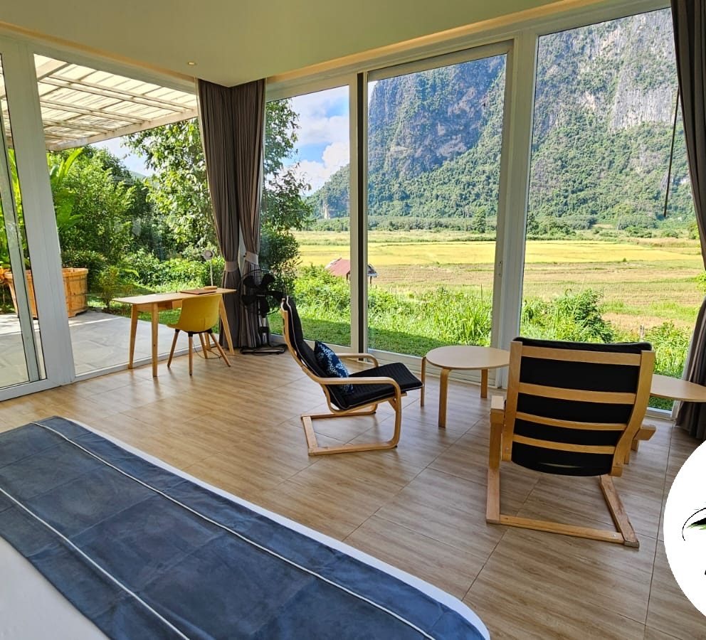 Bungalows entourés de rizières et de montagnes calcaires, Muang Fuang