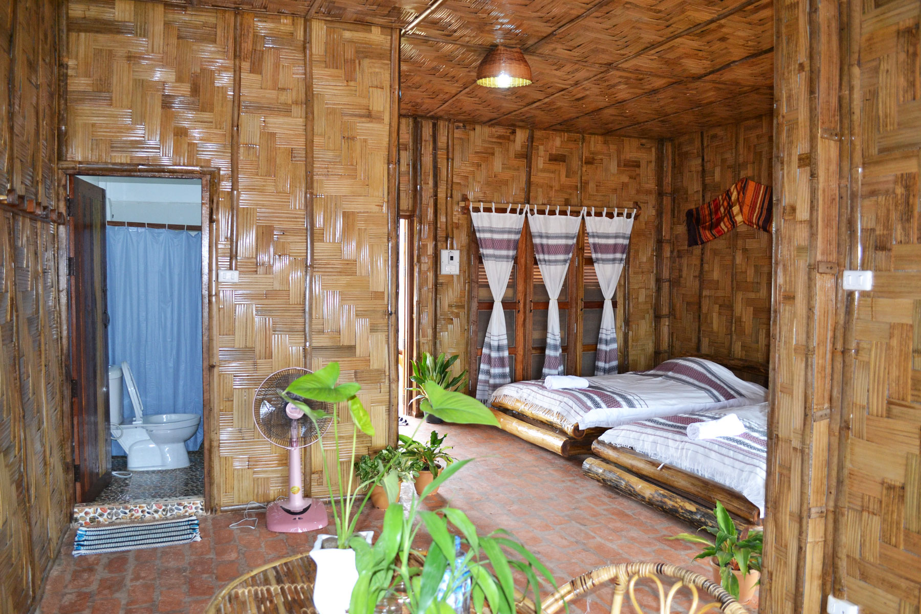Bungalows en bois en lisière de forêt dense, Nam Ha, Luang Namtha, brume matinale