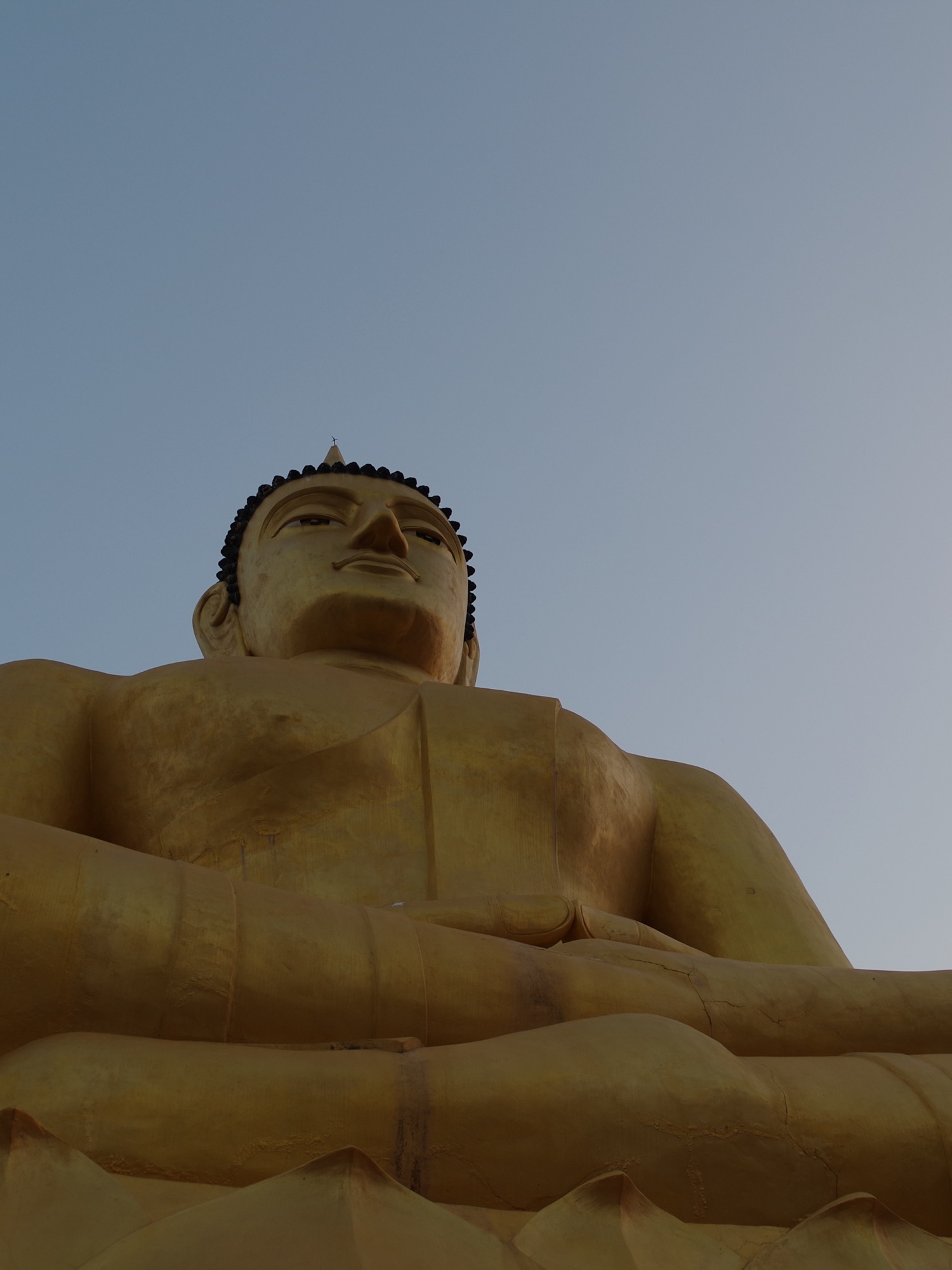 Grand bouddha doré du Phou Salao, au-dessus de Paksé