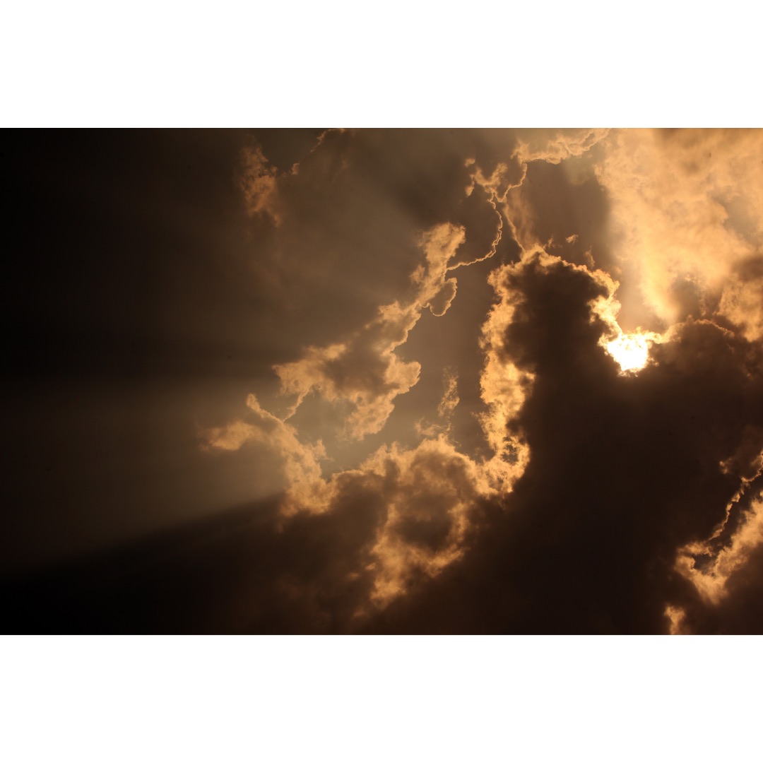 Rayons de soleil perçant les nuages au-dessus du Laos