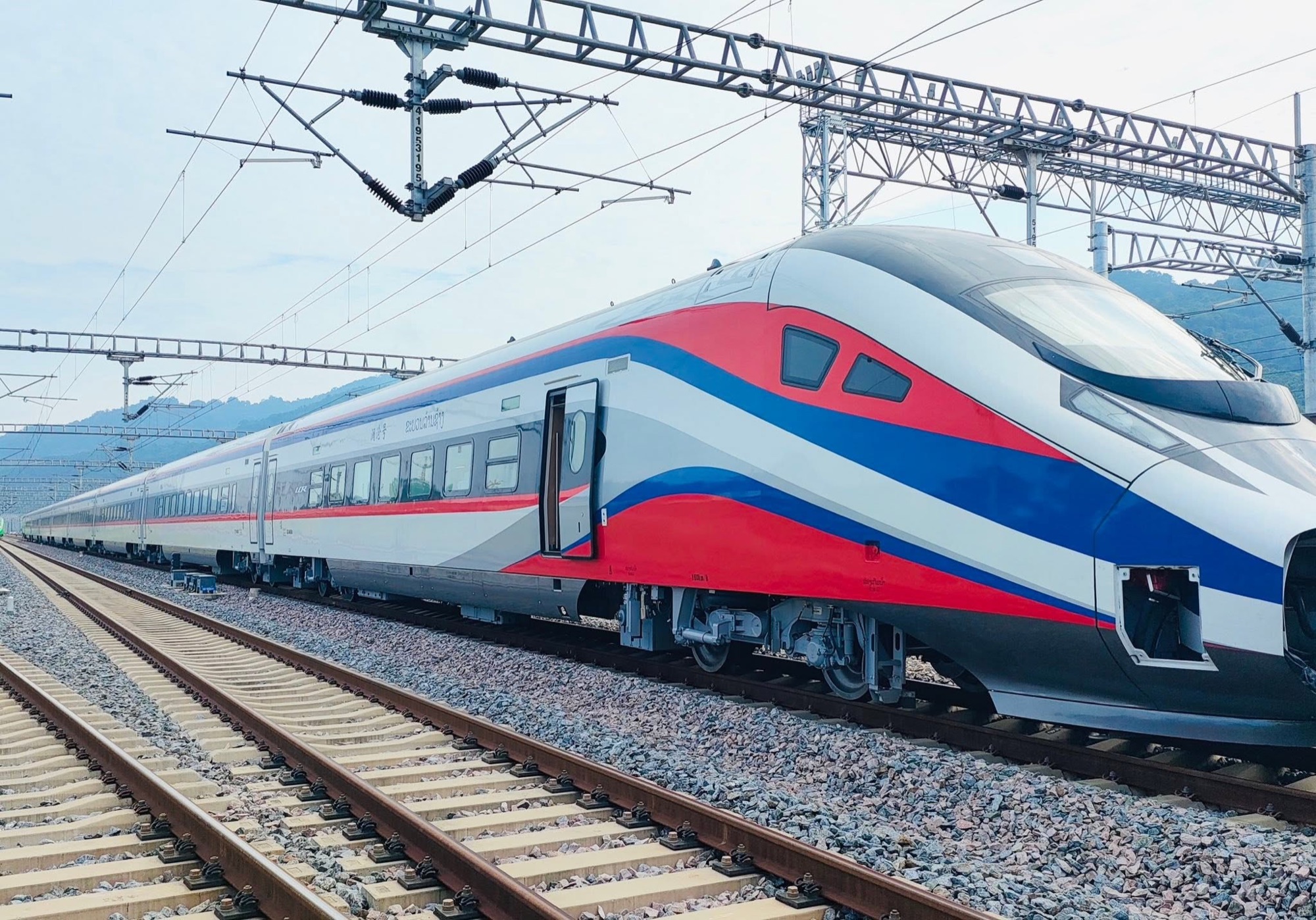 Train Laos-Chine traversant les montagnes laotiennes