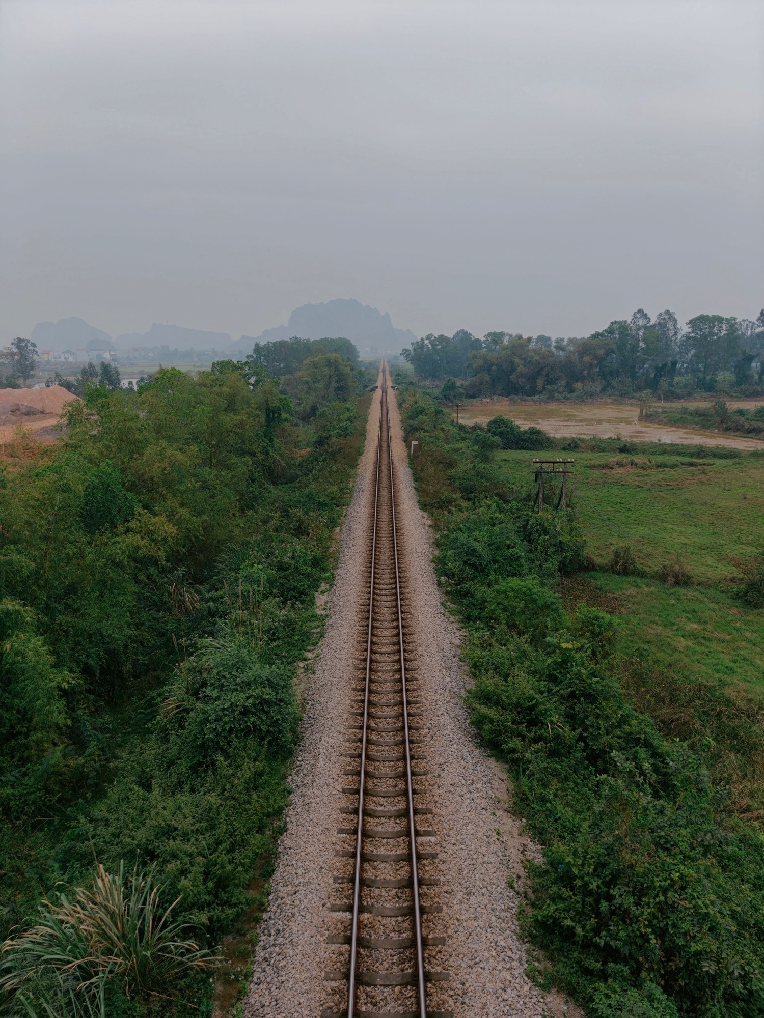 Train traversant la campagne laotienne