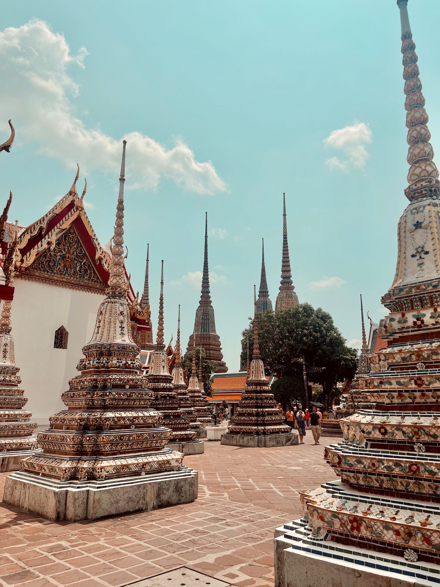 Stupas colorés du Wat Pho à Bangkok